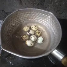 Rebus telur puyuh, tiriskan lalu kupas.