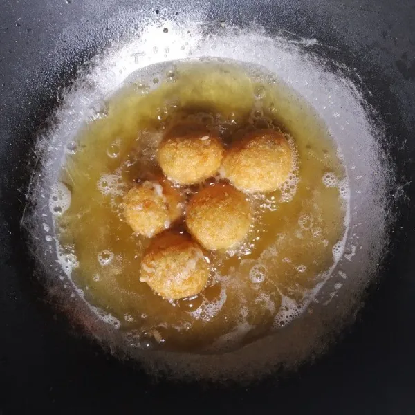 Panaskan minyak, goreng brulee bomb hingga kuning keemasan dengan api kecil, sajikan dengan saus sambal.