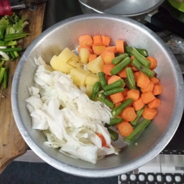 Selama menunggu ayam empuk, siapkan sayuran dan potong-potong.
