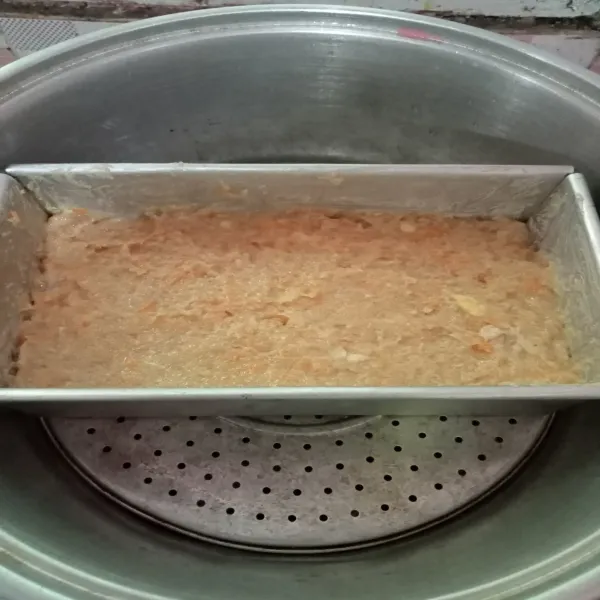 Siapkan loyang kotak, olesi margarin, lalu tuang adonan nugget ke dalam loyang ratakan lalu kukus selama 25 menit.