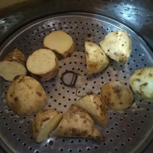 Cuci bersih ubi, kemudian kukus hingga empuk, setelah matang, kupas.
