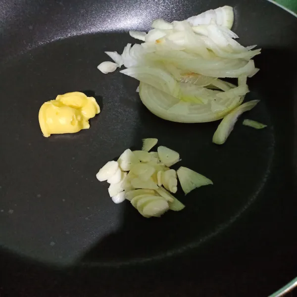 Tumis bawang bombay dan bawang putih dengan sedikit margarin hingga layu.