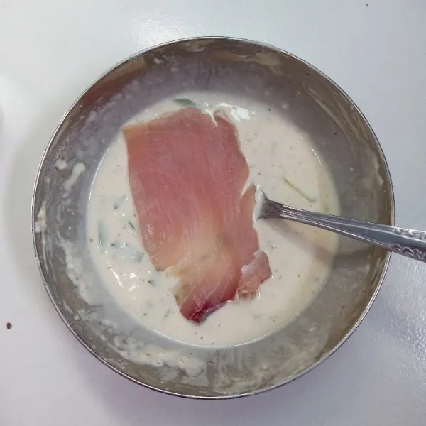 Celupkan ikan marlin ke dalam adonan.