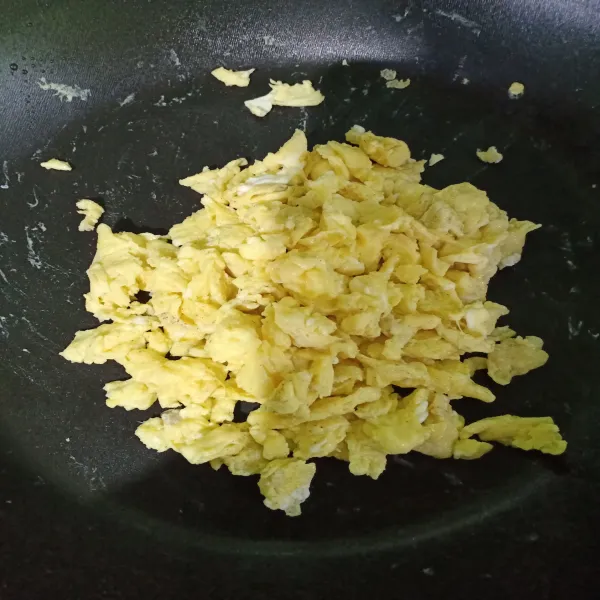 Kocok lepas telur bumbui dengan sedikit garam dan lada bubuk lalu masak dengan sedikit margarine sambil diaduk hingga menjadi scrambled.