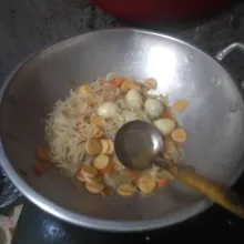 Masukkan bihun, aduk rata. Masak hingga mendidih kembali lalu tes rasa.