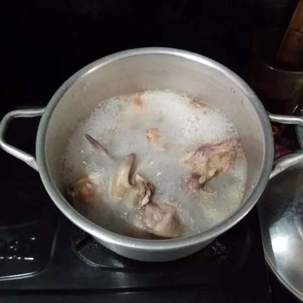 Didihkan air, rebus ayam selama 5 menit, lalu buang airnya.