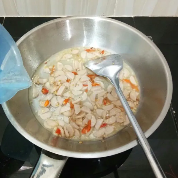 Masukkan air, kaldu bubuk, dan garam. Aduk rata. Masak hingga mendidih.