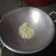 Panaskan minyak, tumis bawang putih, dan bawang bombay hingga harum.