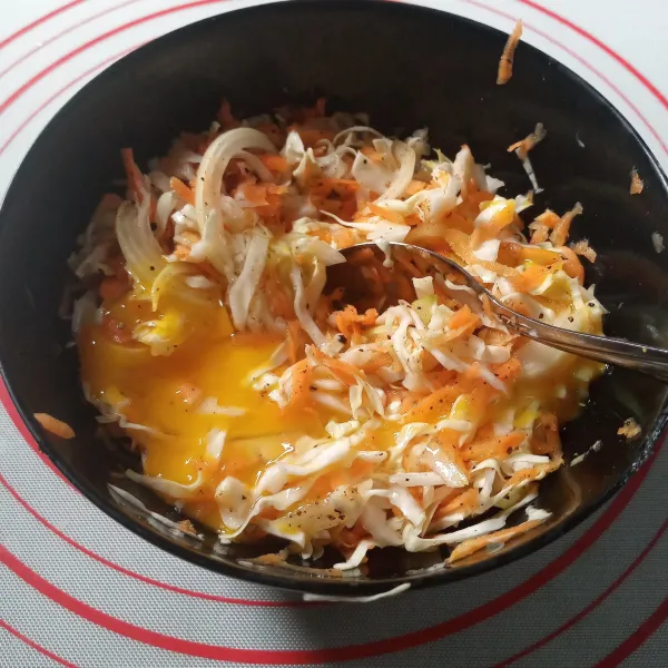 Buat egg veggie: Campur semua bahan, aduk rata. Sisihkan sebentar.