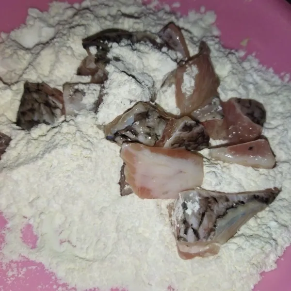 Lalu lapisi potongan daging fillet ikan gurame dengan tepung pelapis.