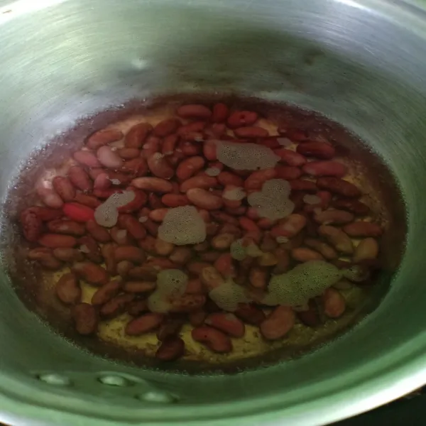 Yang pertama membuat baked red beans:
Rebus kacang merah beri sedikit garam, hingga empuk. Tiriskan.