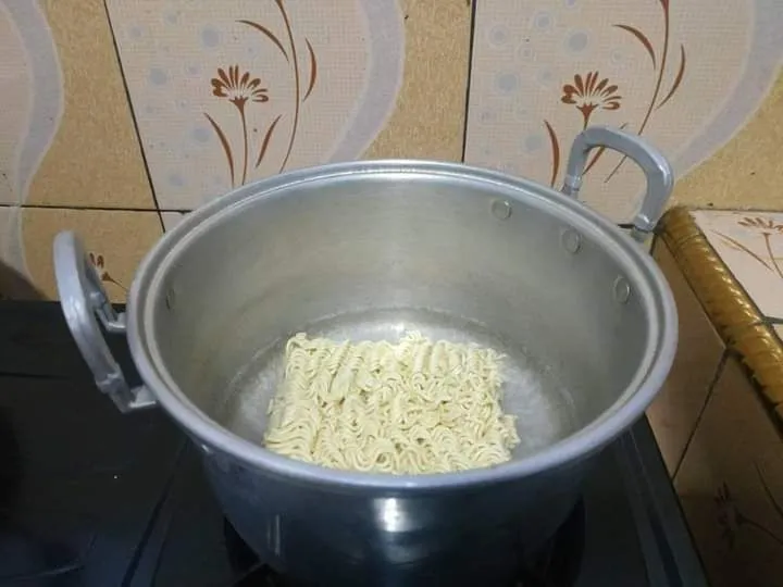 Siapkan panci berisi air mendidih lalu rebus mie sampai setengah matang. Angkat dan tiriskan.