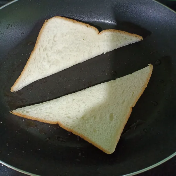 Potong roti tawar lalu panggang dengan margarine.