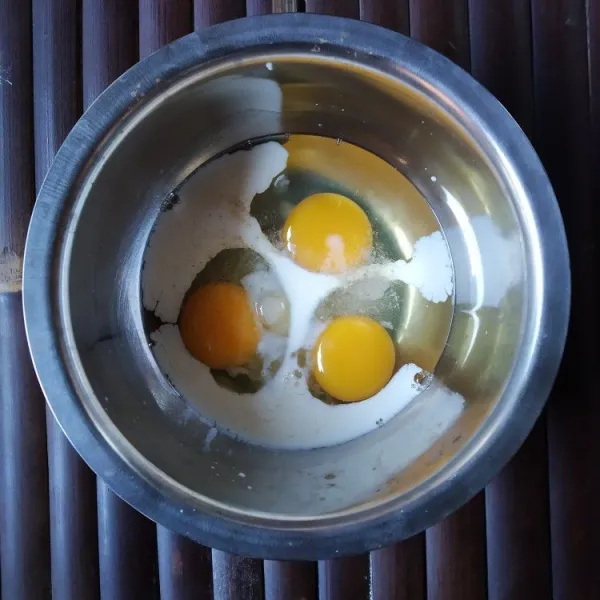 Campur telur, susu, garam, dan merica dalam satu wadah.