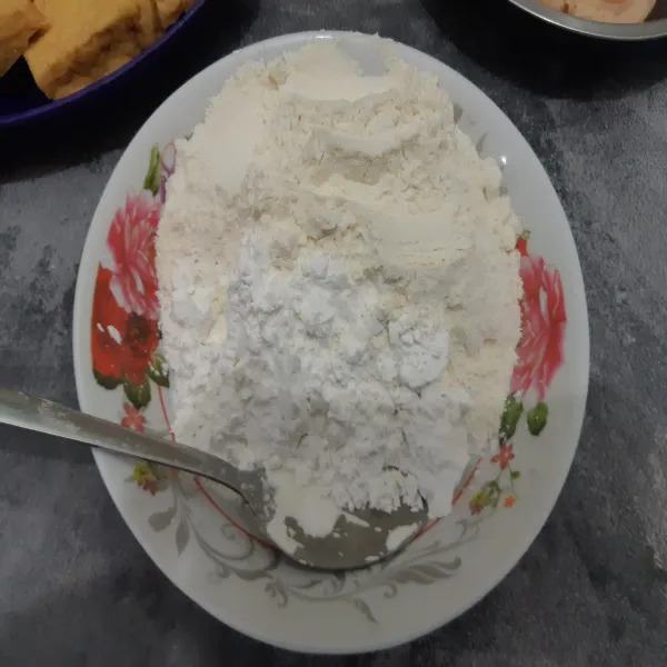 Campur tepung terigu dengan tepung tapioka, aduk rata