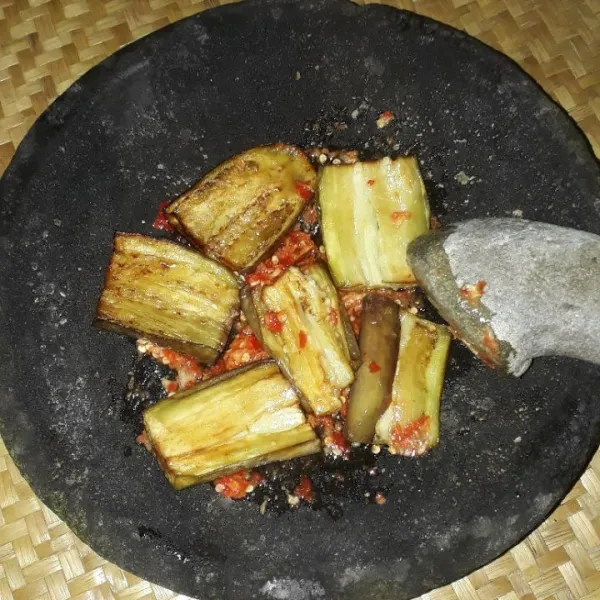 Penyet terong yang telah digoreng di atas sambel bawang. Sajikan.