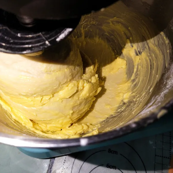 Setelah setengah kalis, masukkan margarin dan garam, aduk dengan mixer sampai kalis elastis.