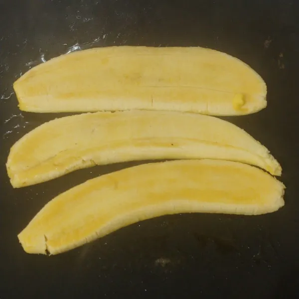 panaskan teflon beri margarin dan panggang pisang.