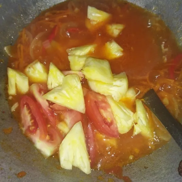 Lalu masukkan potongan nanas dan tomat, aduk rata, aduk rata dan cicipi.