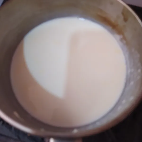 Rebus susu murni hingga matang, dinginkan (bisa pakai uht jika ingin praktis).