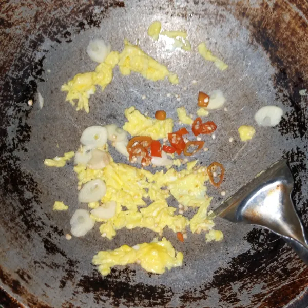 Panaskan minyak goreng tumis bawang putih dan cabai hingga harum masukan telur orak arik hingga rata.