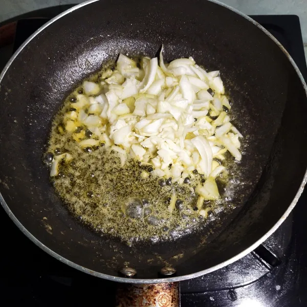 Kemudian lelehkan margarin dan tumis bawang putih dan bawang bombay, masak sampai bumbu berbau harum.