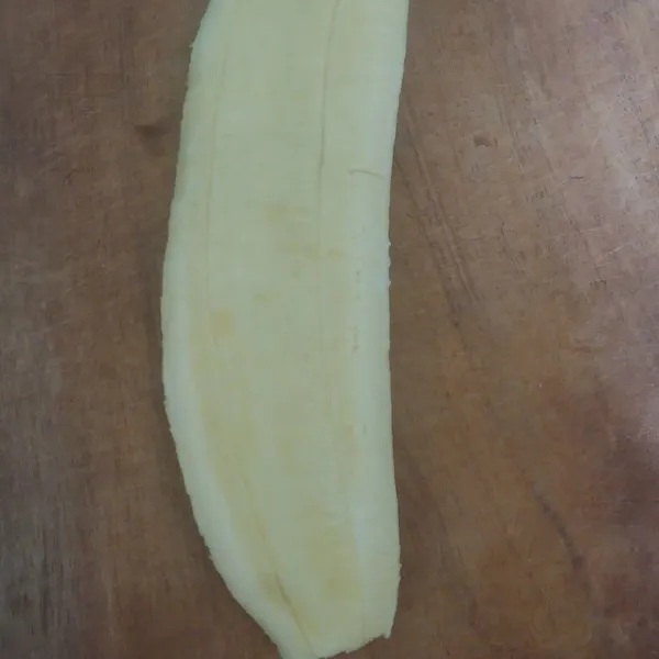kupas pisang kemudian geprek menggunakan kedua talenan.