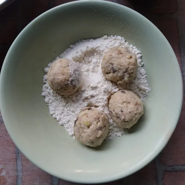 Bentuk bulat adonan brulee, lumuri dengan tepung kering.