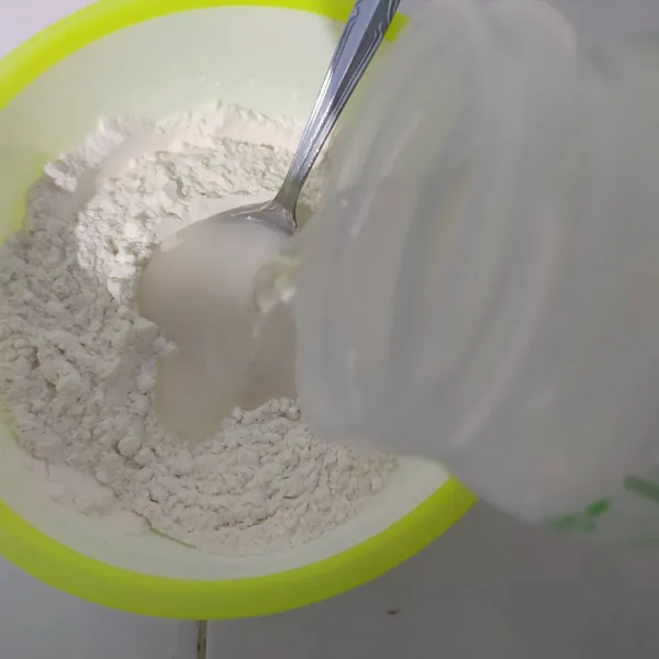 Siapkan tepung bumbu dan terigu, tambahkan air. Jangan terlalu encer, supaya tepung dapat menempel.