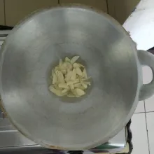 Tumis bawang putih sampai harum.