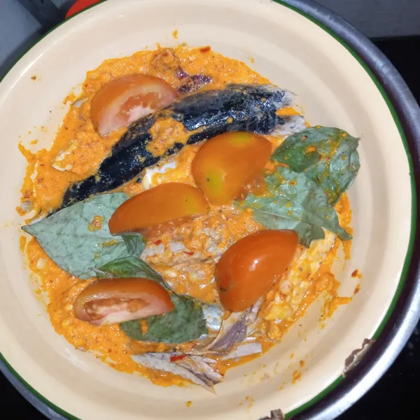 Masukkan ikan, daun salam tomat dan cabai rawit. Kukus selama 30 menit, tutup wadah pengukusan dengan serbet bersih.