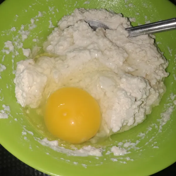 Masukkan 1 butir telur.