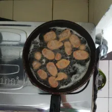 Kemudian goreng sosis.