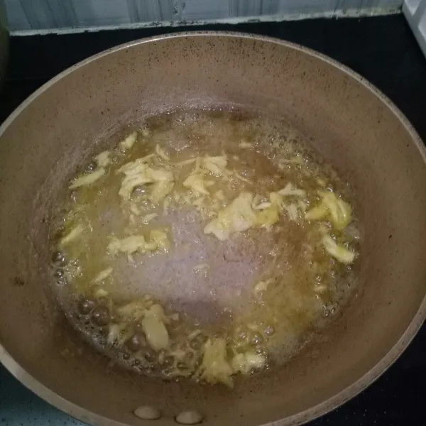 Tumis bawang putih dengan sedikit minyak zaitun.