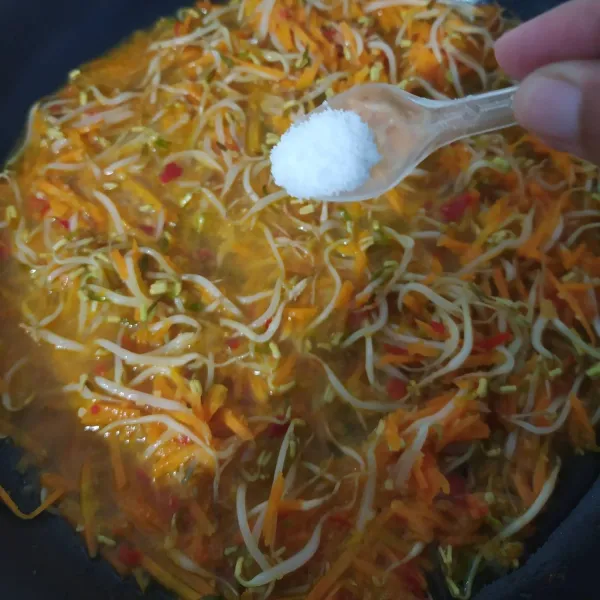 Uleg/ blender bumbu halus, kemudian tumis hingga matang, tambahkan wortel, taoge dan air. Masak hingga sayuran empuk. Bumbui dengan garam, gula, merica bubuk, kaldu jamur dan kecap manis, koreksi rasa. Masukkan daun bawang, masak hingga air menyusut. Sisihkan.