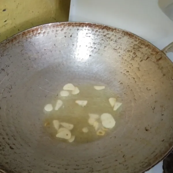 Goreng bawang putih hingga kecokelatan, tiriskan.