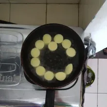 Goreng tahu telur dalam minyak panas.