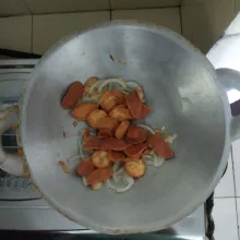 Masukkan bawang bombay, sosis dan tahu yang sudah di goreng sebelumnya.