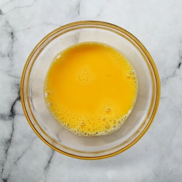 Siapkan kocokan telur, masukkan gabin ke dalamnya. Goreng dalam minyak panas.