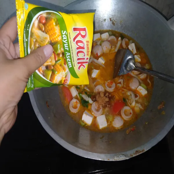 Setelah mendidih masukkan jamur dan tambahkan setengah sachet bumbu sayur asem, garam dan kaldu bubuk. Aduk hingga merata.