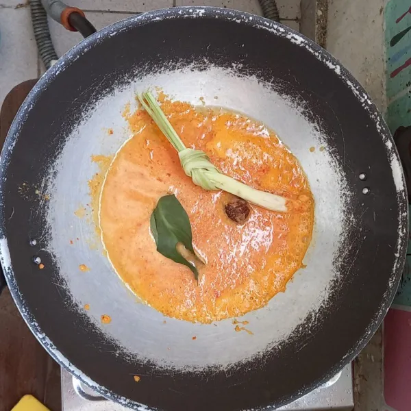 Panaskan minyak, tumis bumbu halus, daun salam, sereh, dan lengkuas hingga matang dan wangi.