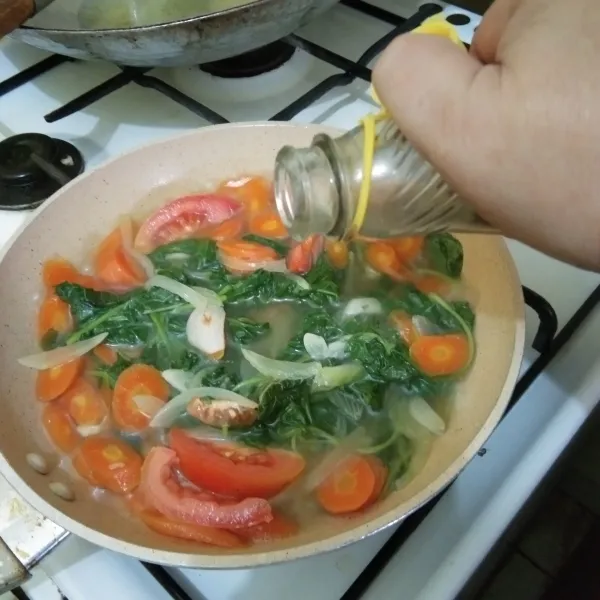 Tambahkan minyak wijen, masak sebentar saja.