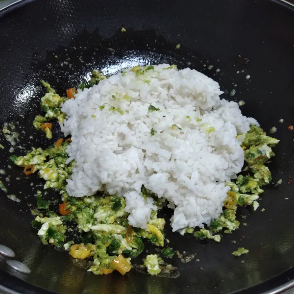 Masukkan nasi, aduk hingga nasi tercampur rata dengan bumbu.
