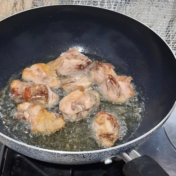 Cuci bersih ayam lalu beri garam aduk rata dan goreng hingga berkulit, jangan terlalu kering.