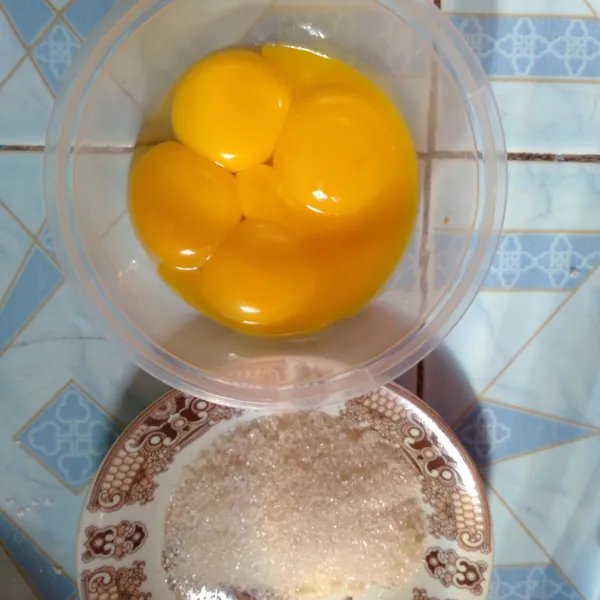 Mixer kuning telur dan gula, kecepatan tinggi hingga putih dan kental sekitar 3 menit.