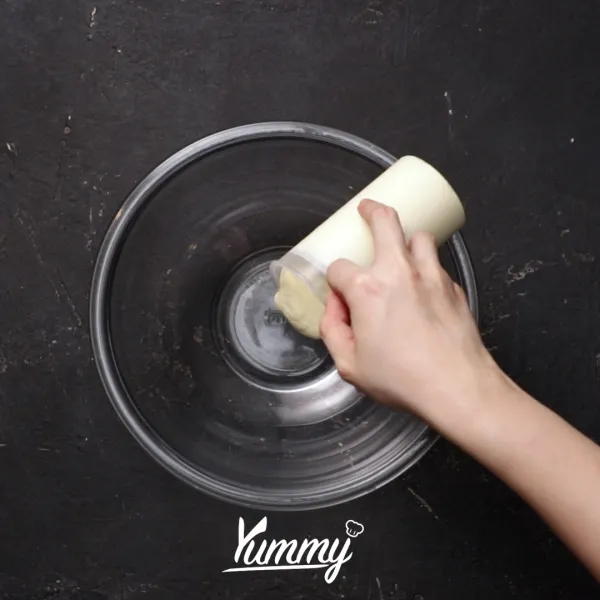 Dalam wadah terpisah, mixer whipping cream hingga setengah mengembang.