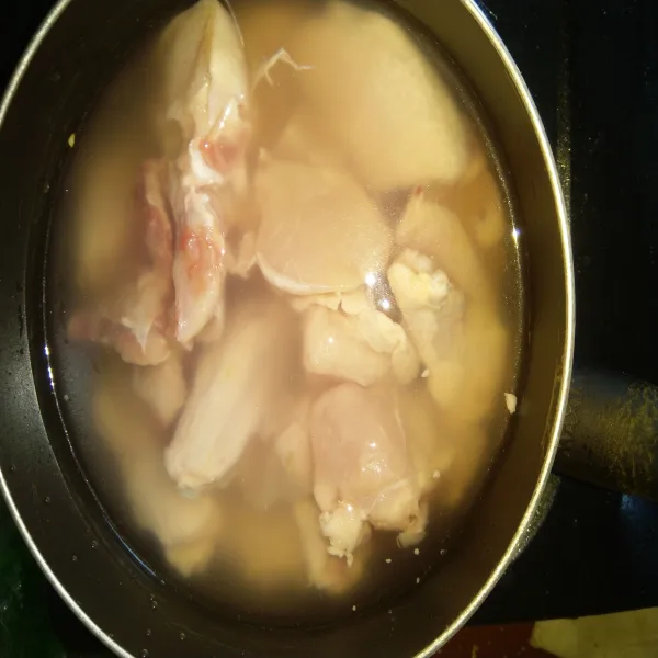 Rebus ayam selama 15 menit. Pisahkan ayam dengan air kaldunya, air kaldunya jangan dibuang.