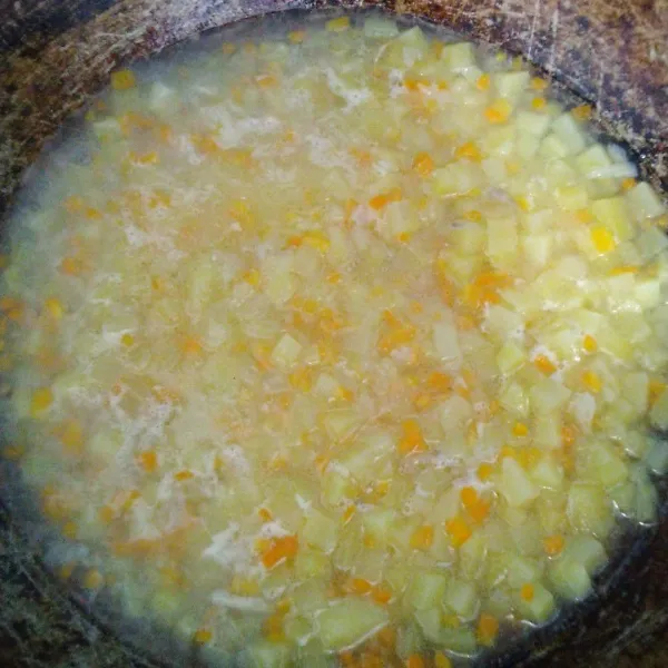Masukkan air sampe kentang dan wortel tenggelam seperti di gambar.