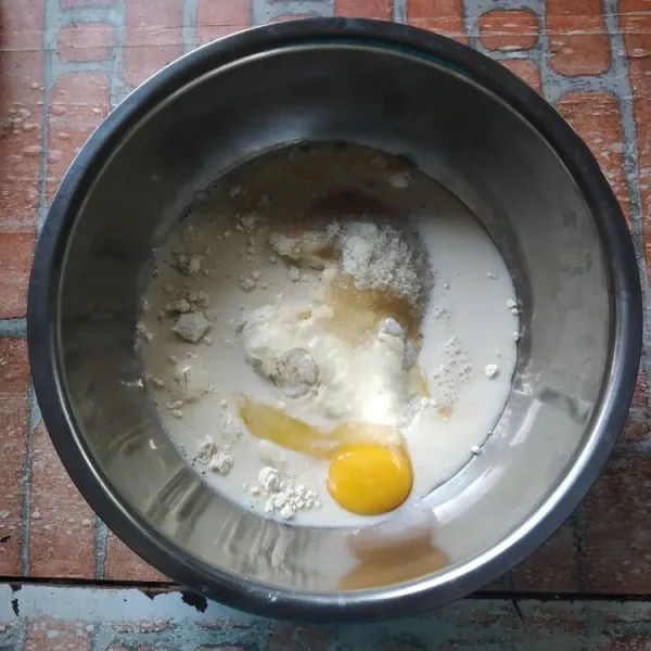 Campur tepung terigu, susu, telur dan gula. Mixer dengan kecepatan tinggi selama 5 menit.