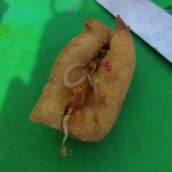 Masukkan isian dimasing-masing tahu, lakukan hingga habis.